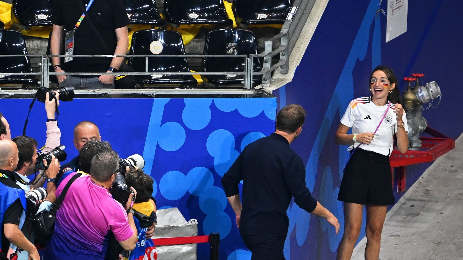 Bundestrainer Julian Nagelsmann (2.v.r) trifft sich nach dem Spiel mit seiner Freundin Lena Wurzenberger (r.). Diese scheint auf den ersten Blick überrascht.