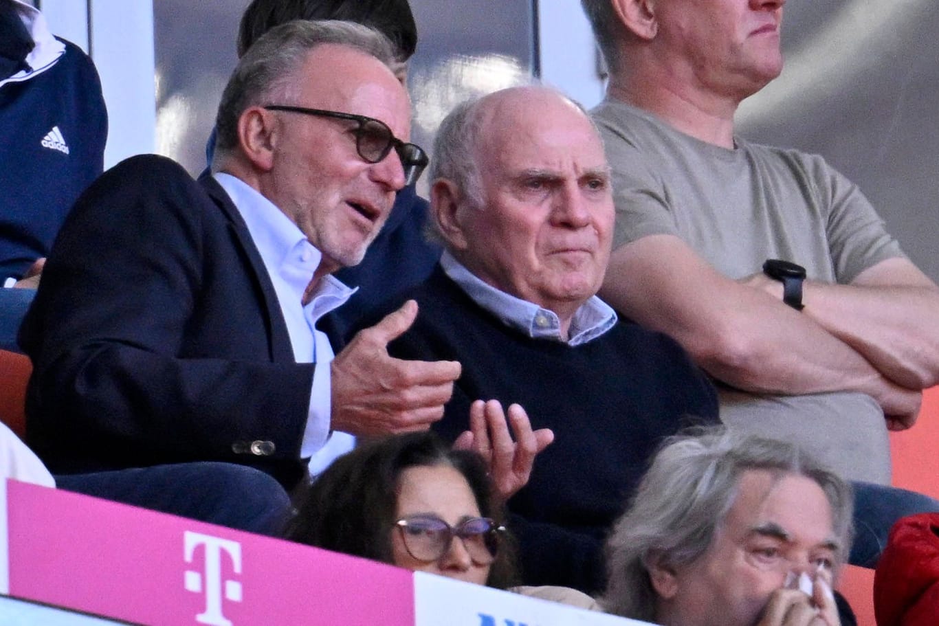 Karl-Heinz Rummenigge und Uli Hoeneß analysieren auf der Tribüne die überschaubare Bayern-Saison. Sie haben sich zuletzt mit ihren Äußerungen nicht nur Freunde gemacht.