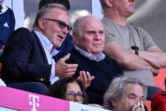 Karl-Heinz Rummenigge und Uli Hoeneß analysieren auf der Tribüne die überschaubare Bayern-Saison. Sie haben sich zuletzt mit ihren Äußerungen nicht nur Freunde gemacht.