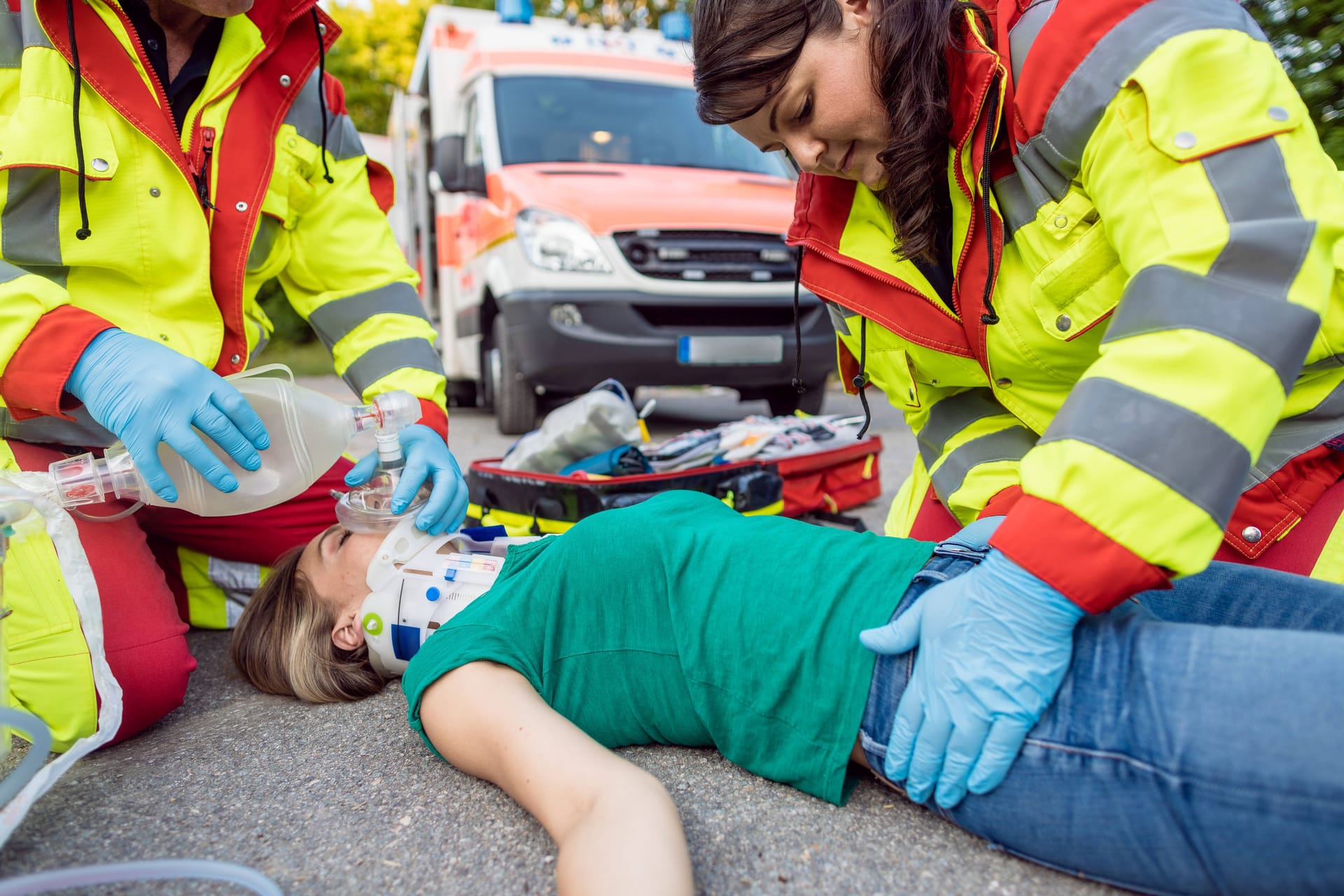 Reanimation einer Frau nach Verkehrsunfall (Symbolbild): Die 14-Jährige kam zur weiteren Behandlung in ein Krankenhaus.