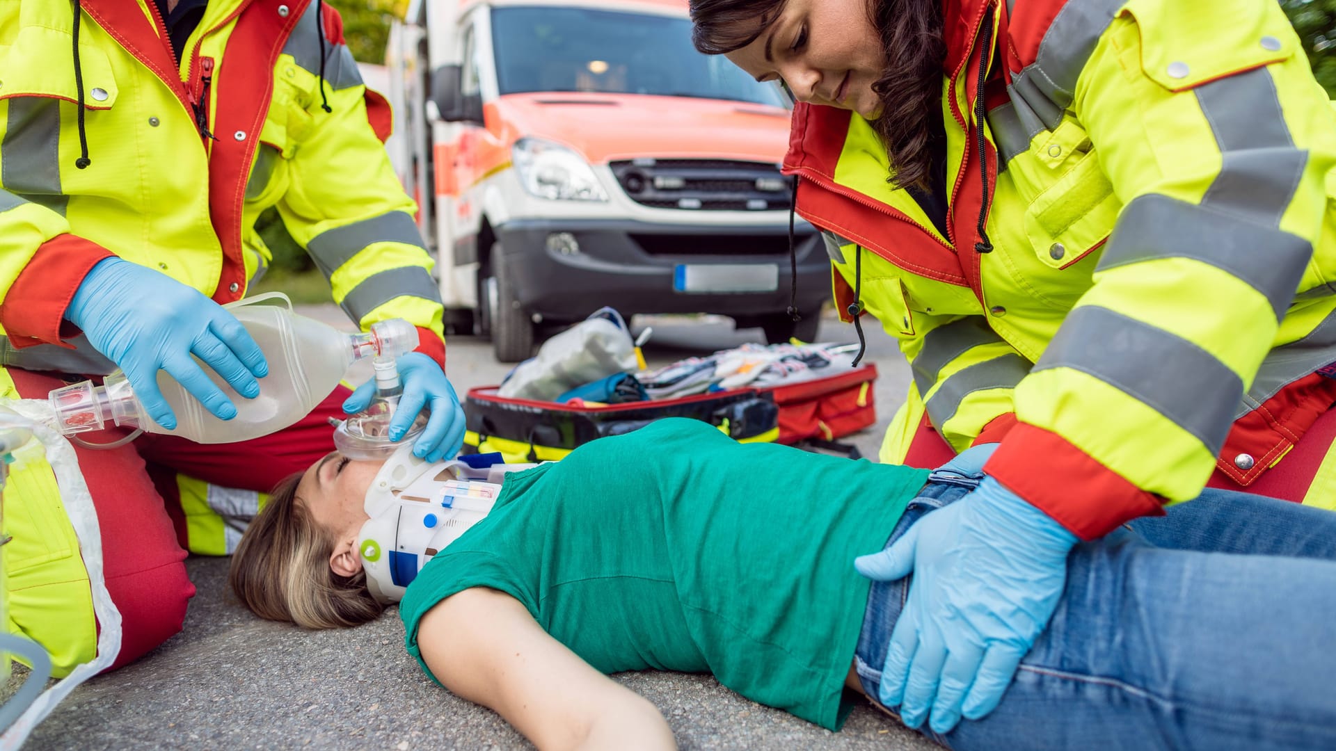 Reanimation einer Frau nach Verkehrsunfall (Symbolbild): Die 14-Jährige kam zur weiteren Behandlung in ein Krankenhaus.