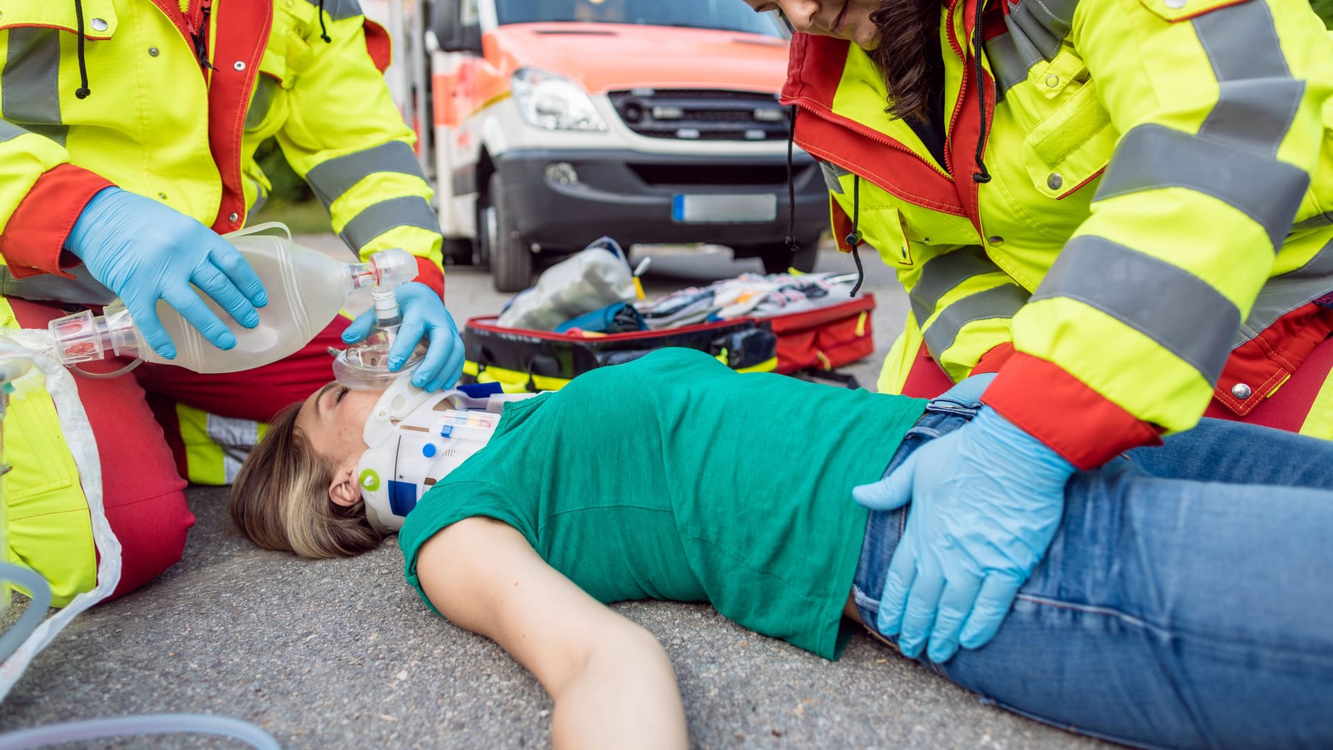 Reanimation einer Frau nach Verkehrsunfall (Symbolbild): Die 14-Jährige kam zur weiteren Behandlung in ein Krankenhaus.