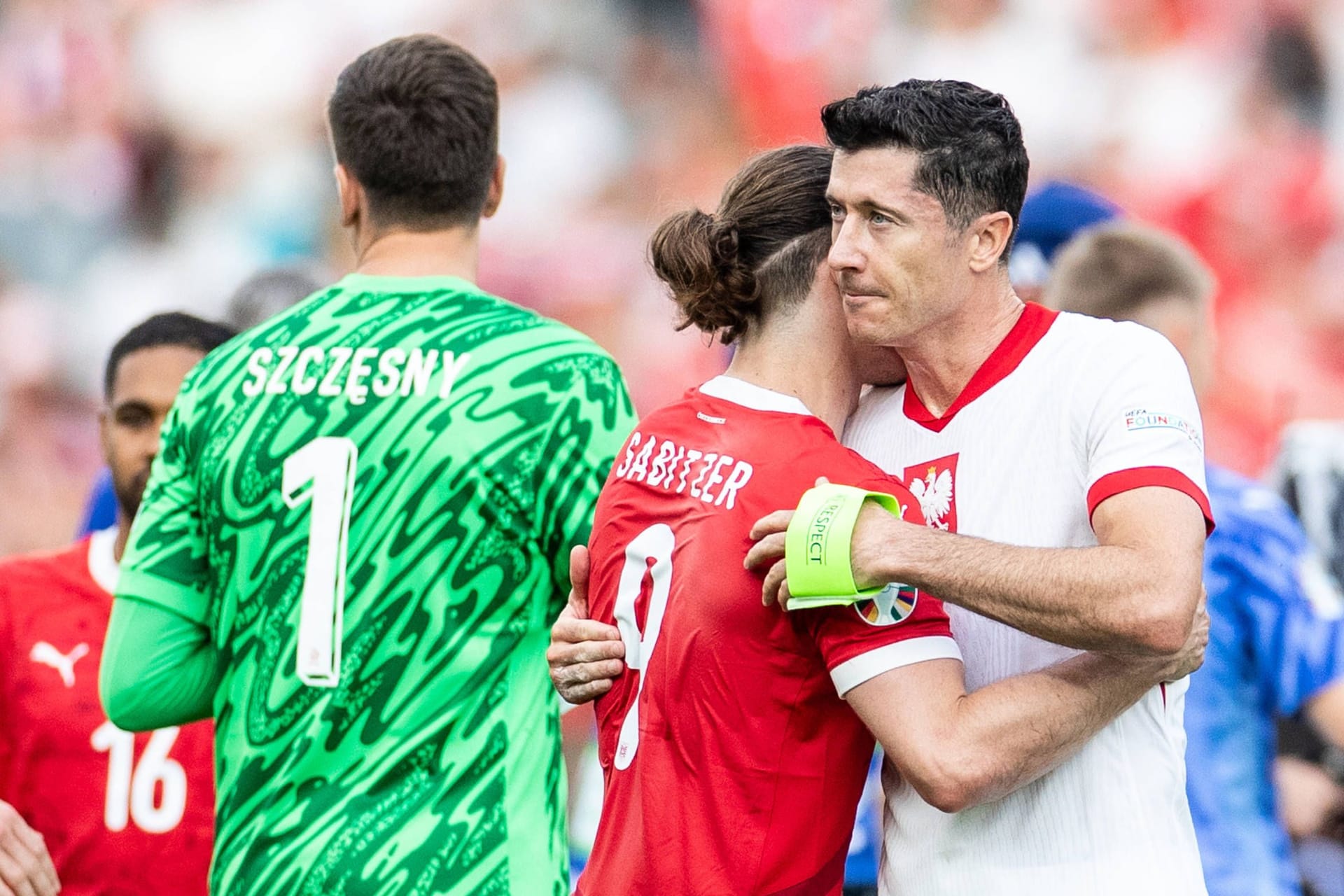 Robert Lewandowski (r.) umarmt Marcel Sabitzer: Der Pole verlor am Samstagabend gegen Österreich.