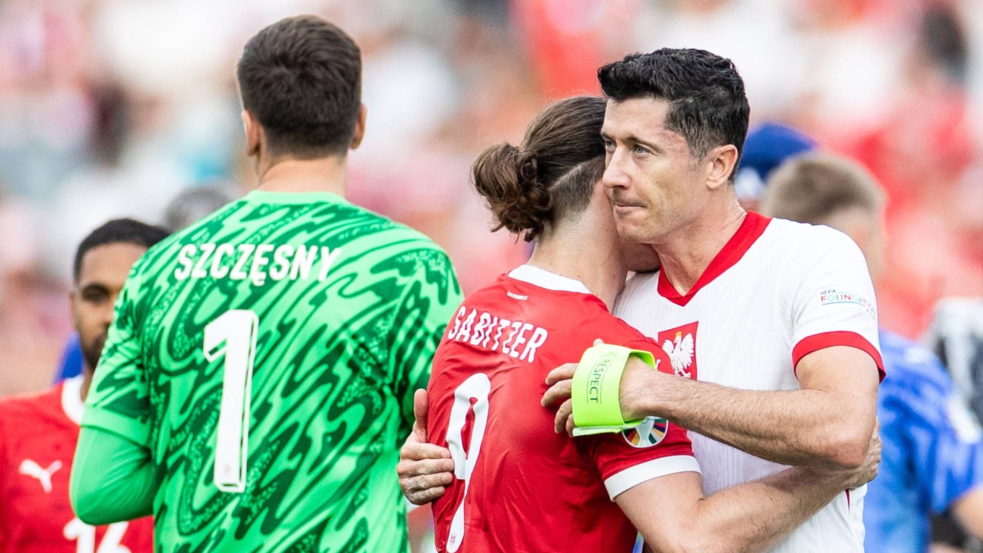 Robert Lewandowski (r.) umarmt Marcel Sabitzer: Der Pole verlor am Samstagabend gegen Österreich.