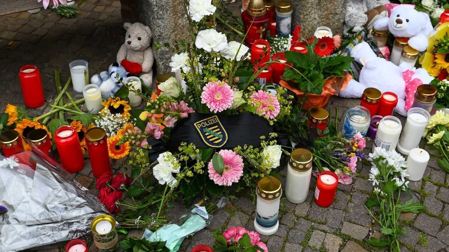 Viele Kerzen und Kuscheltiere in Döbeln: Die Menschen versammelten sich zum Gedenken an die getötete Valeriia im Zentrum der Stadt.