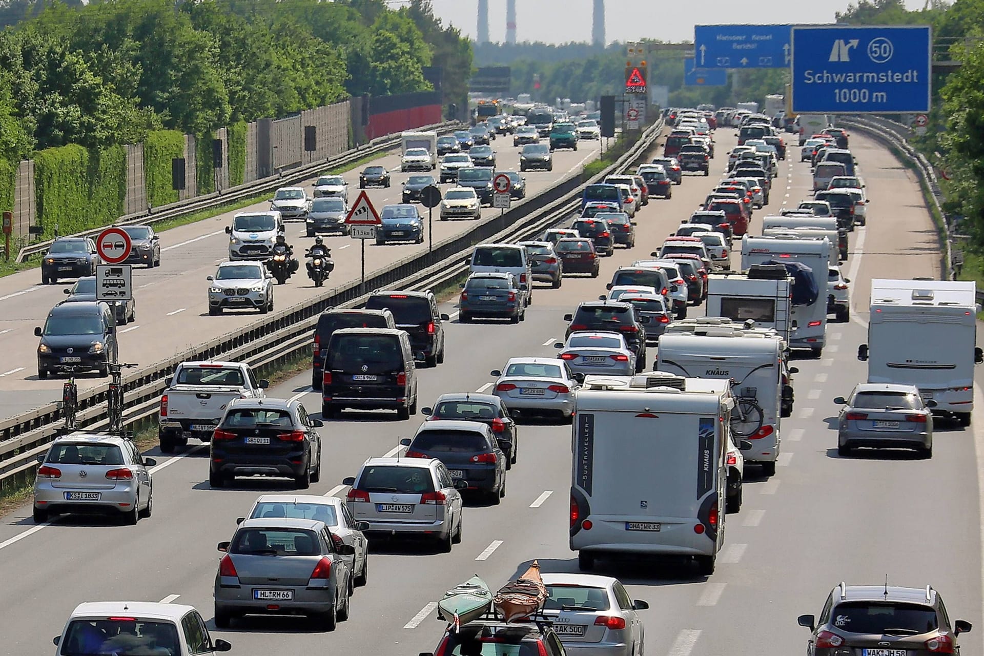 Stau auf der A7 zwischen Hamburg und Hannover (Symbolfoto): Zum Ferienstart in Niedersachsen wird es voll auf den Straßen.