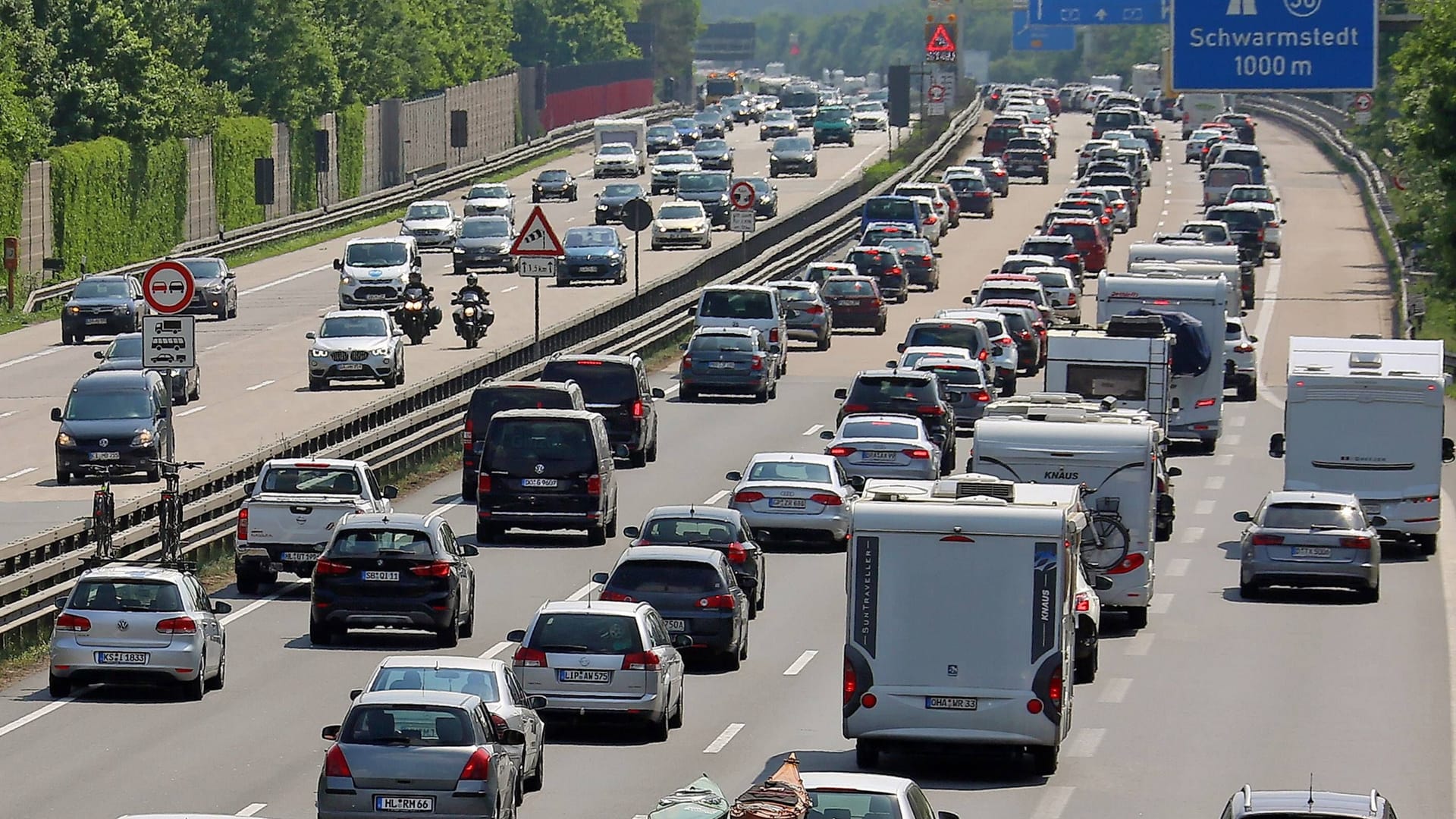 Stau auf der A7 zwischen Hamburg und Hannover (Symbolfoto): Zum Ferienstart in Niedersachsen wird es voll auf den Straßen.