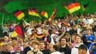 Fans der deutschen Fußball-Nationalmannschaft: Im Netz versuchen viele Fakeshops den Fans das Geld aus der Tasche zu ziehen.
