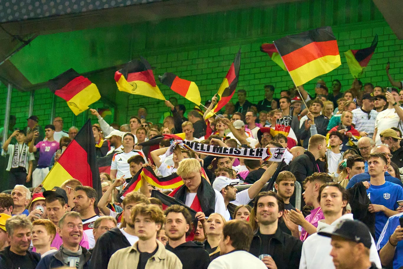 Fans der deutschen Fußball-Nationalmannschaft: Im Netz versuchen viele Fakeshops den Fans das Geld aus der Tasche zu ziehen.