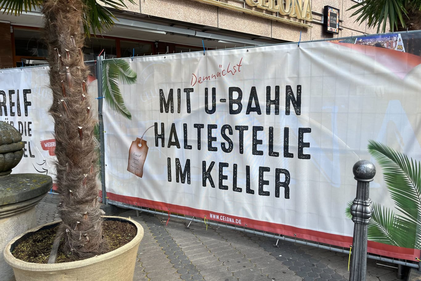 Bauzäune mit Werbebannern versperren den Blick auf die Bar Celona in Nürnberg: Was im Inneren passiert, bleibt im Verborgenen.