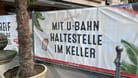 Bauzäune mit Werbebannern versperren den Blick auf die Bar Celona in Nürnberg: Was im Inneren passiert, bleibt im Verborgenen.
