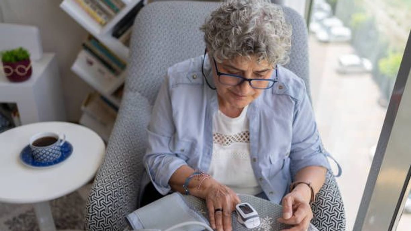 Höhere Normalwerte im Seniorenalter: Regelmäßiges Blutdruck- und Pulsmessen ist wichtig.