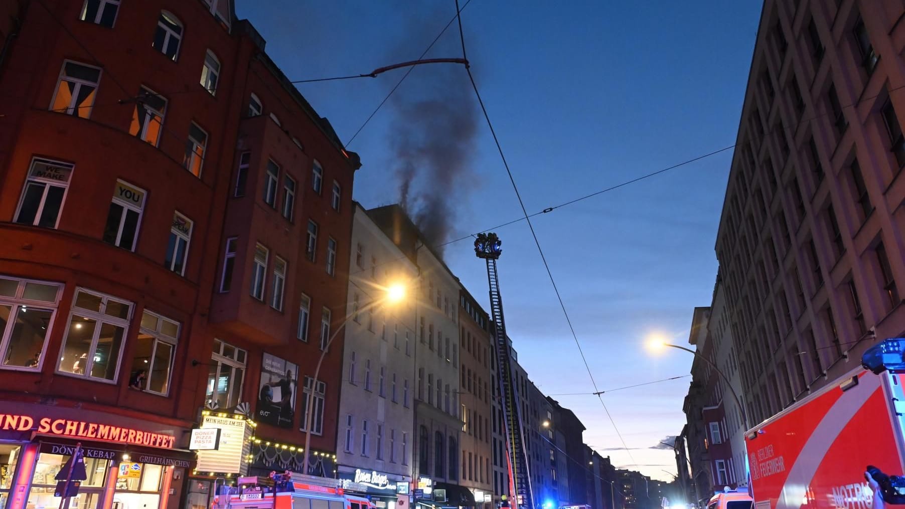 Qualm aus einem Dachstuhl am Rosenthaler Platz: Zahlreiche Schaulustige schauten sich die Löscharbeiten an.