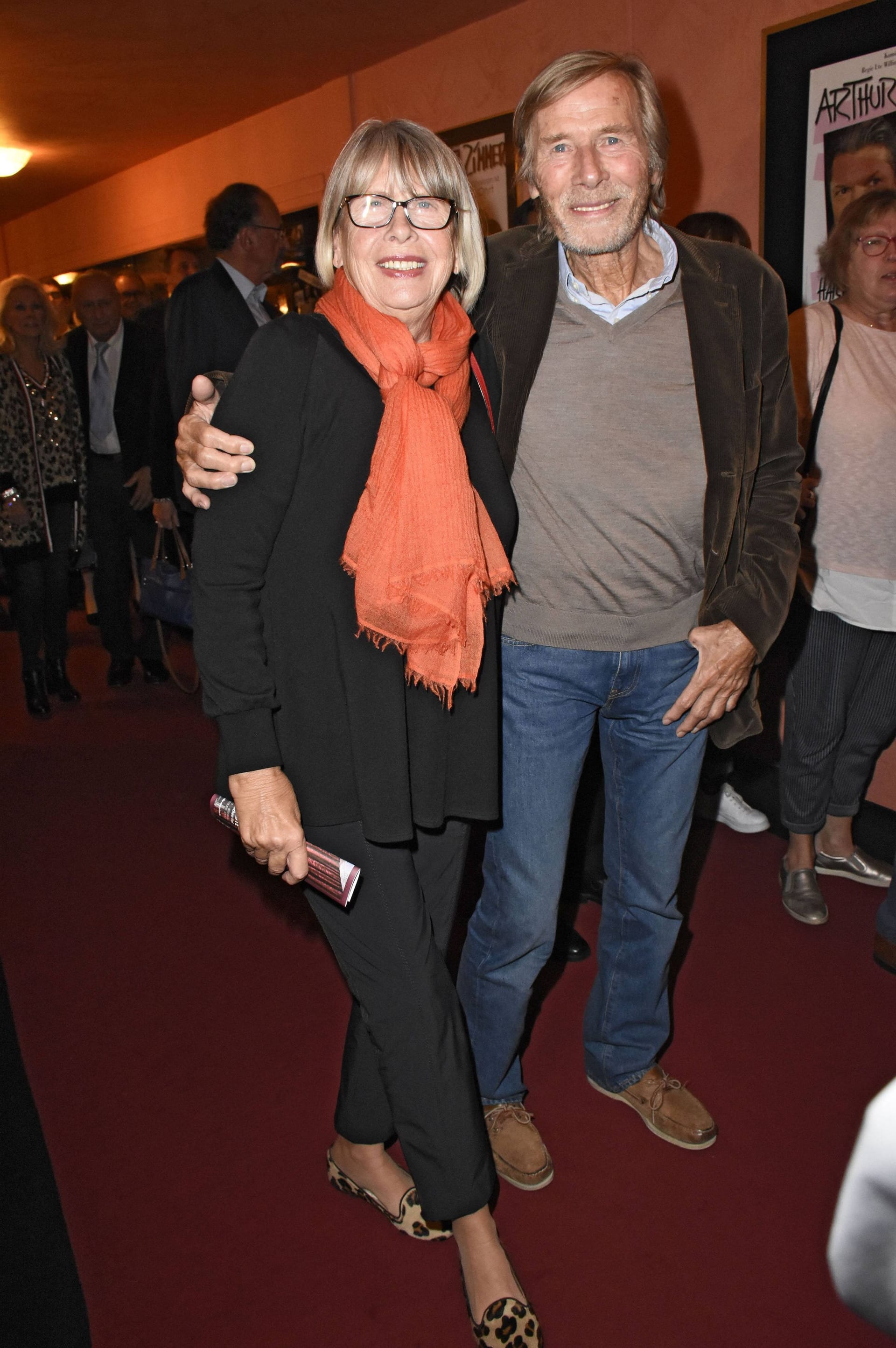 Horst Janson posiert mit Ehefrau Helgardt Hella Ruthardt bei der Premiere des Theaterstücks Arthur & Claire in der Komödie im Bayerischen Hof.