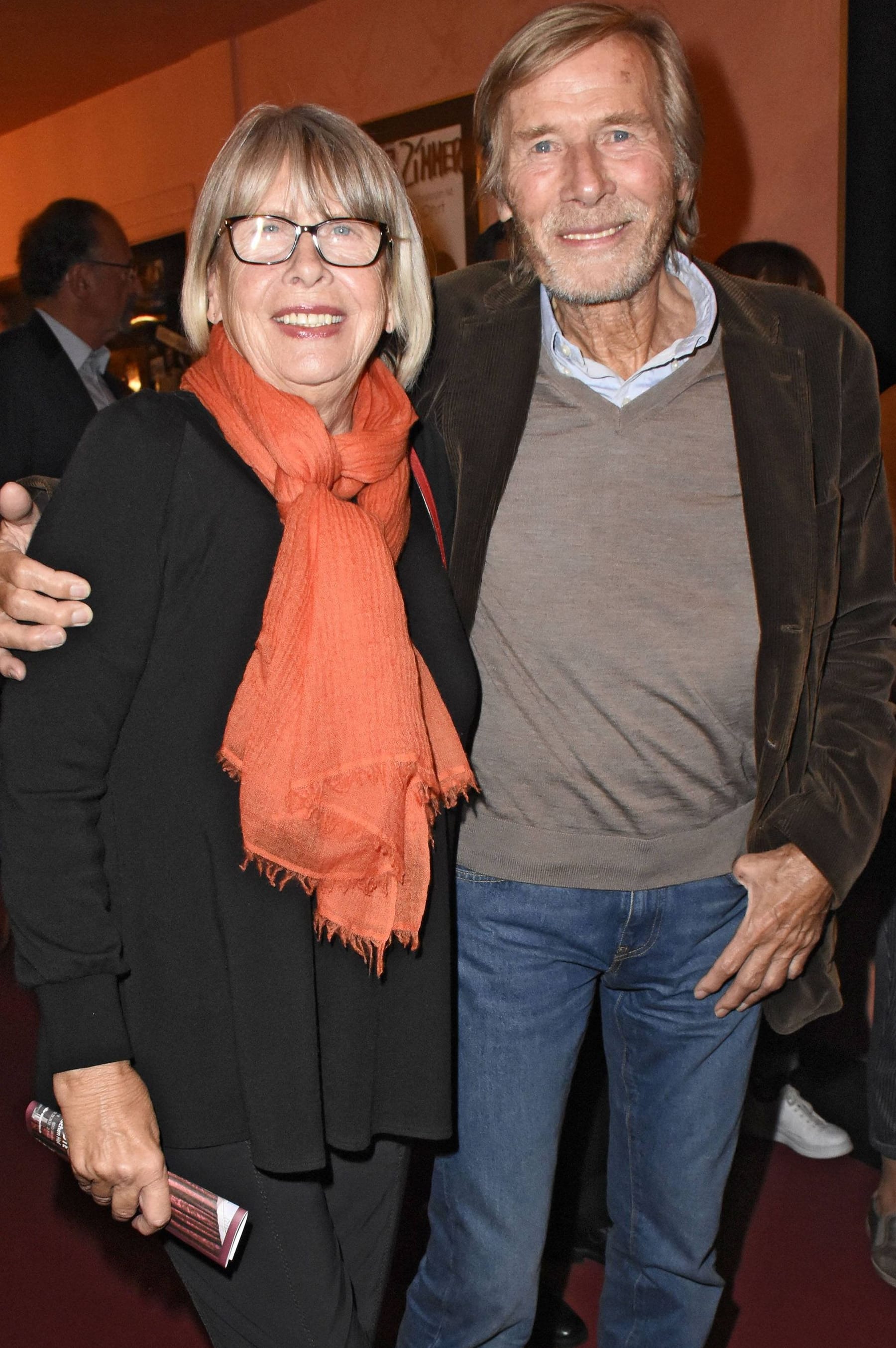 Horst Janson posiert mit Ehefrau Helgardt Hella Ruthardt bei der Premiere des Theaterstücks Arthur & Claire in der Komödie im Bayerischen Hof.