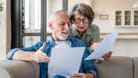 Rentnerpaar sichtet Unterlagen: Ab Juli steigen wieder die Altersbezüge.