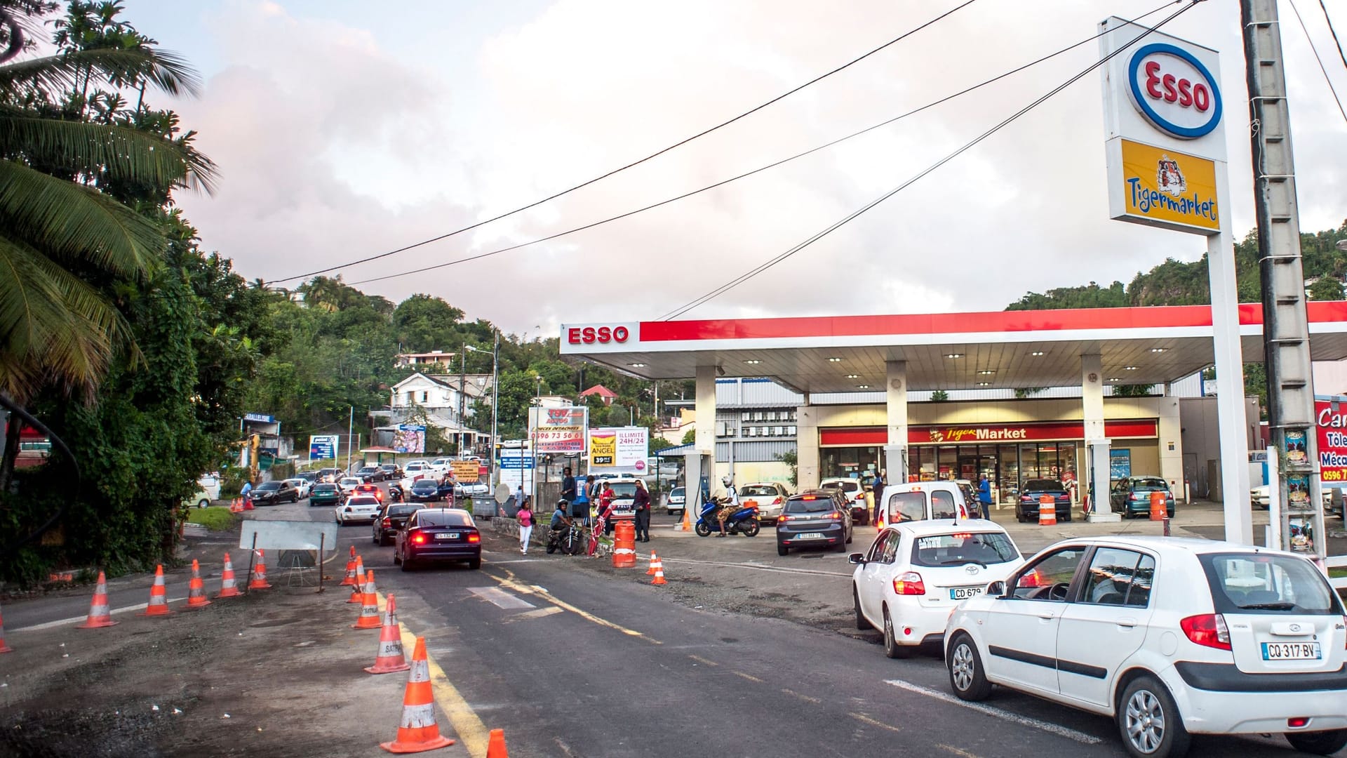 Tankstelle auf der ebenfalls zu den kleinen Antillen gehörenden Insel Martinique (Symbolbild): Ein Querschläger traf den 41-Jährigen tödlich.