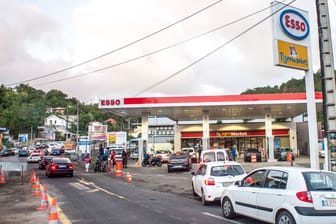Tankstelle auf der ebenfalls zu den kleinen Antillen gehörenden Insel Martinique (Symbolbild): Ein Querschläger traf den 41-Jährigen tödlich.