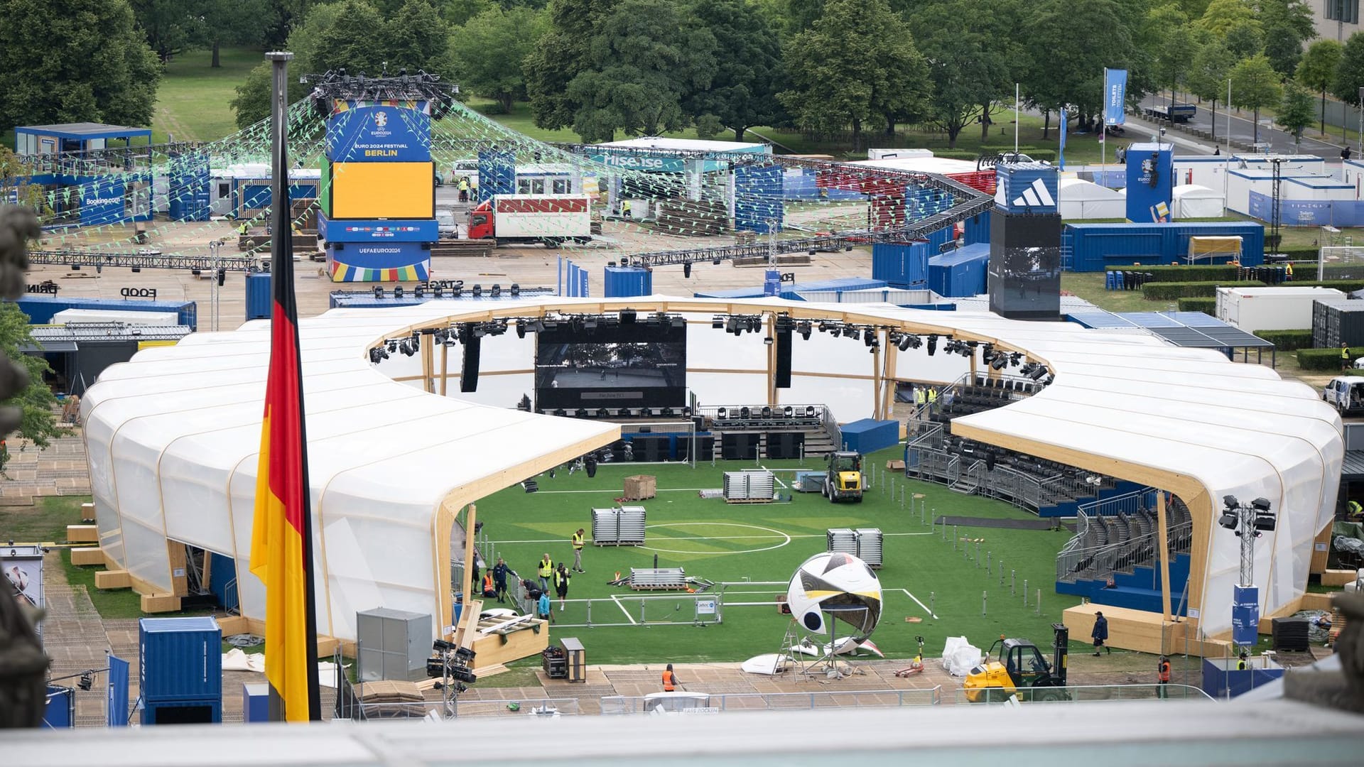 Fanzone am Reichstag "Home of Adidas Football Stadion": Hier sollen bis zu 10.000 Menschen die Spiele live verfolgen können.