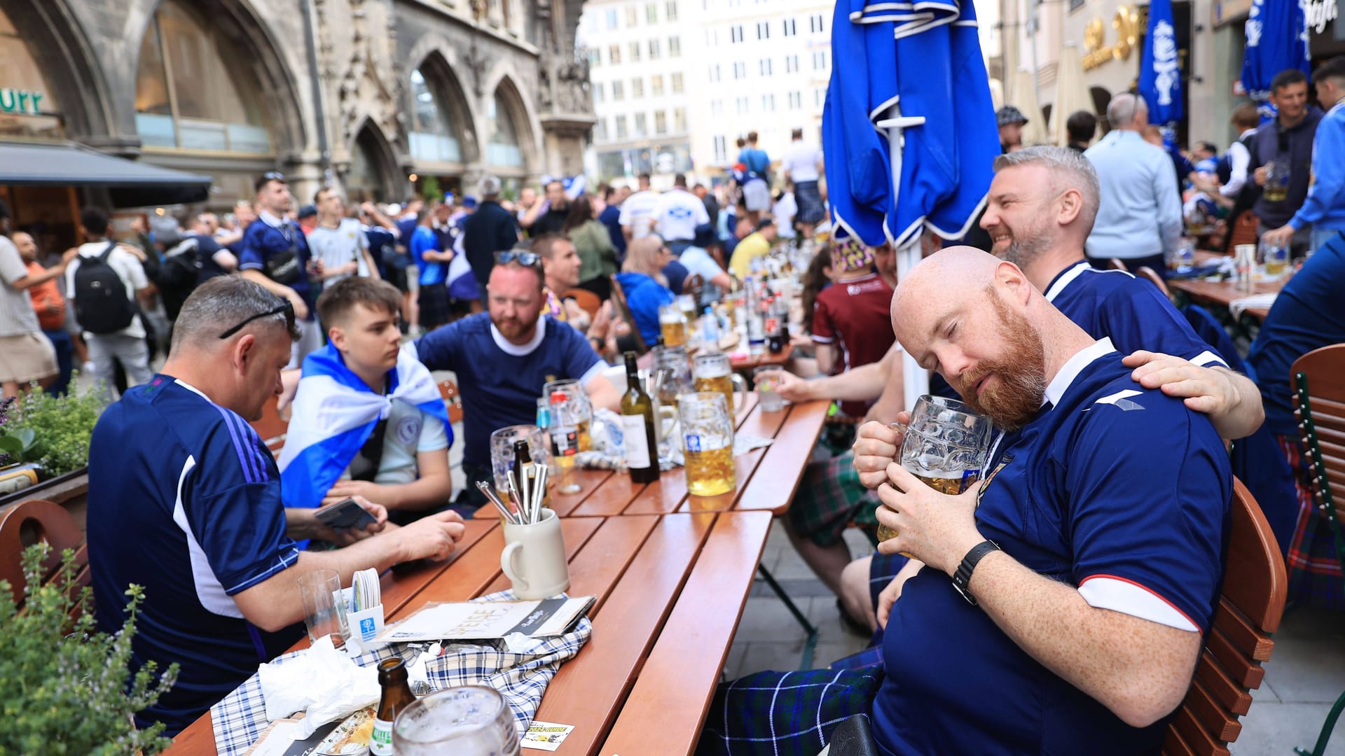 Fußballfans in einer Gastwirtschaft (Archivbild):