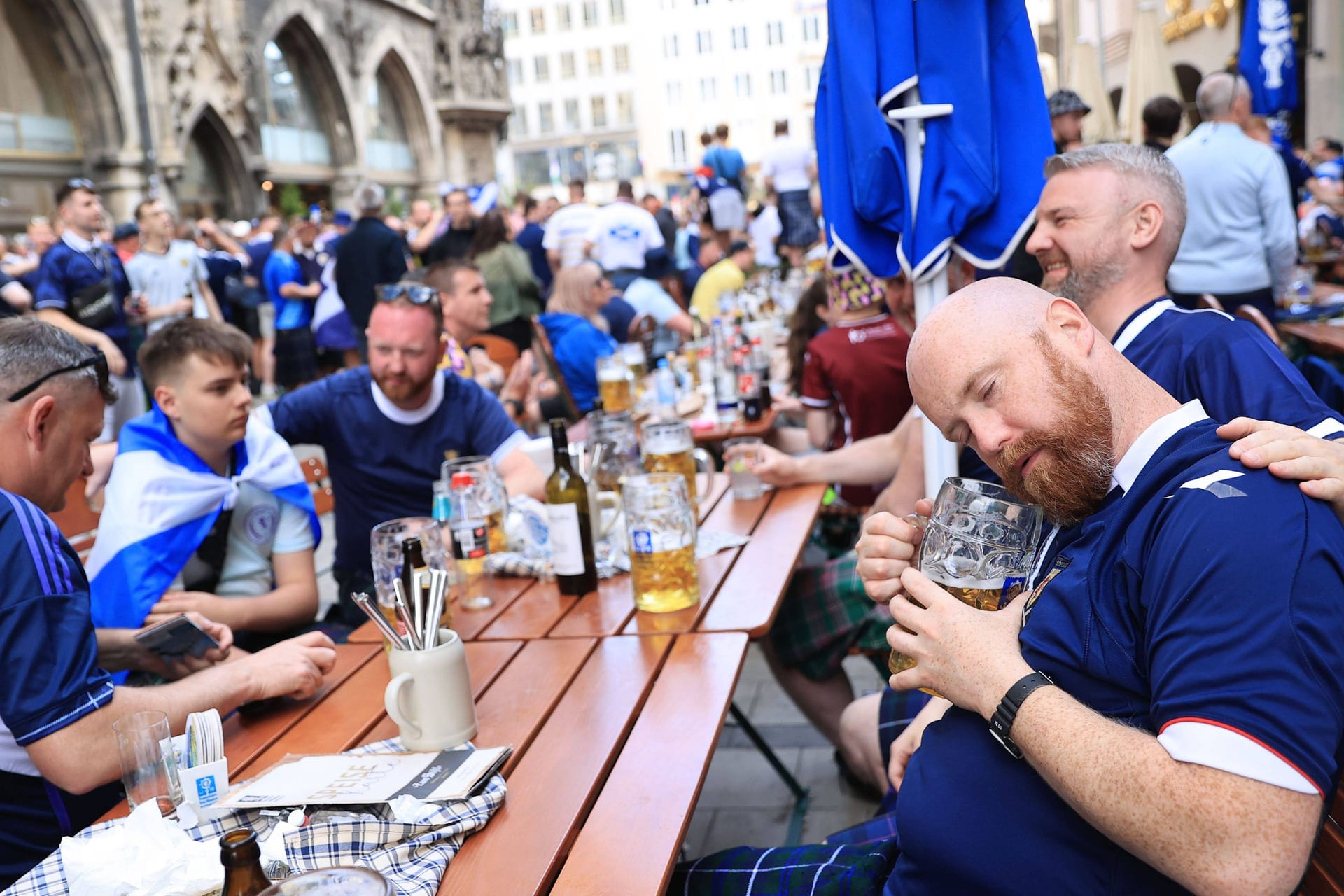 Fußballfans in einer Gastwirtschaft (Archivbild):