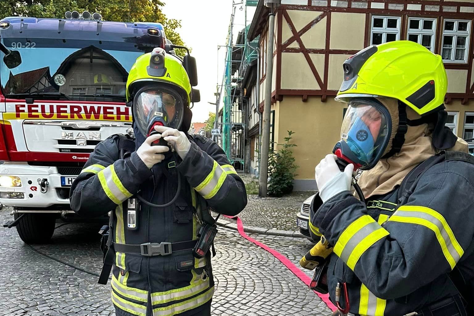 Feuerwehrleute aus Quedlinburg mit Atemschutzmasken. Sie mussten sich um Essigsäure kümmern, die bei einem Familienstreit verschütet wurde.