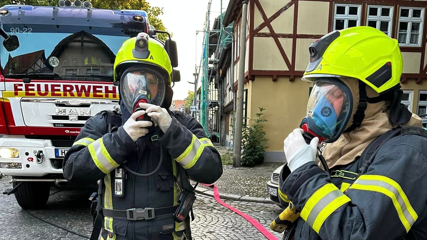 Feuerwehrleute aus Quedlinburg mit Atemschutzmasken. Sie mussten sich um Essigsäure kümmern, die bei einem Familienstreit verschütet wurde.