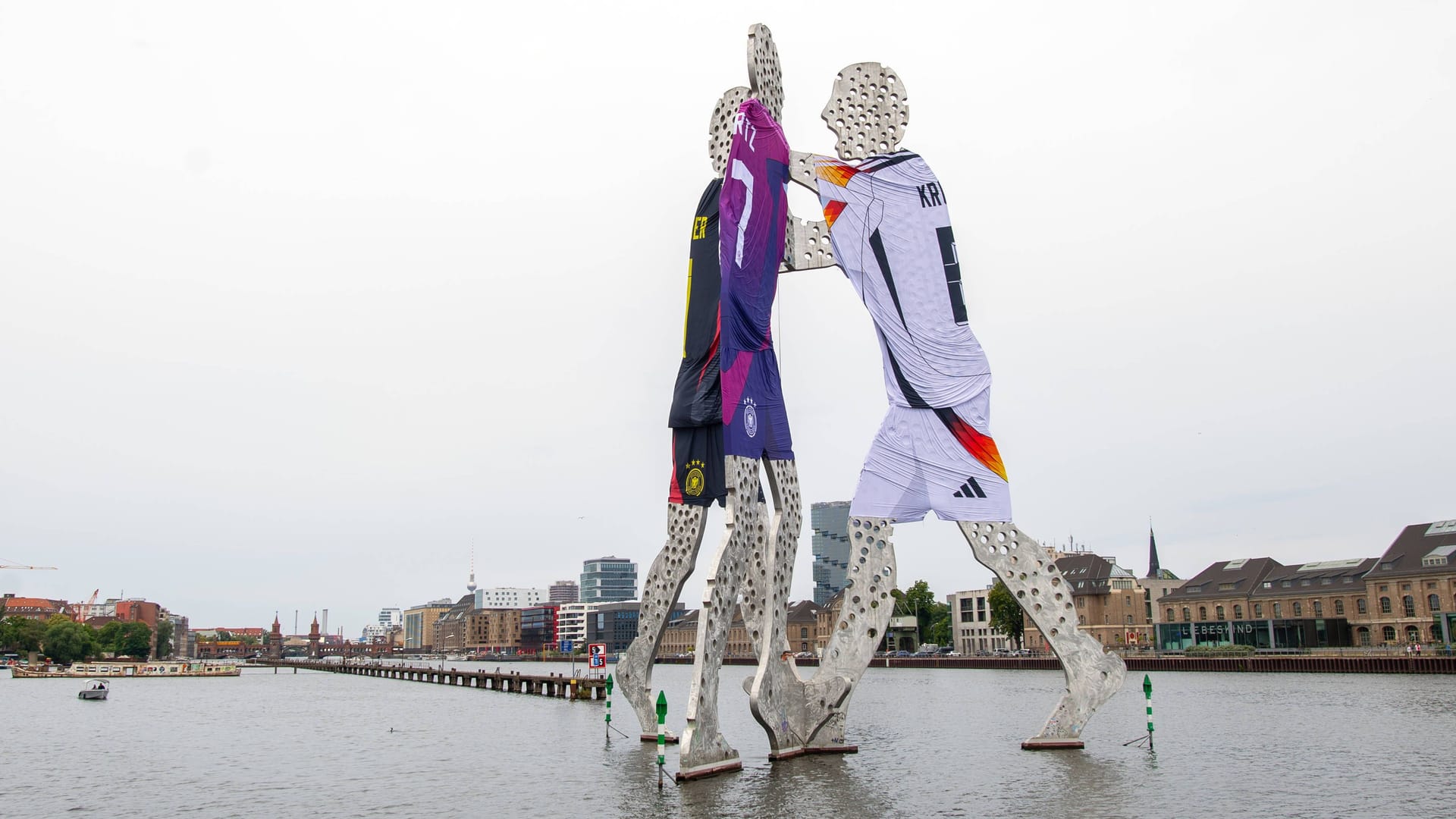 "Molecule Man" in Berlin: Die Figuren sind nun Trikots von Manuel Neuer, Florian Wirtz und Toni Kroos geschmückt.