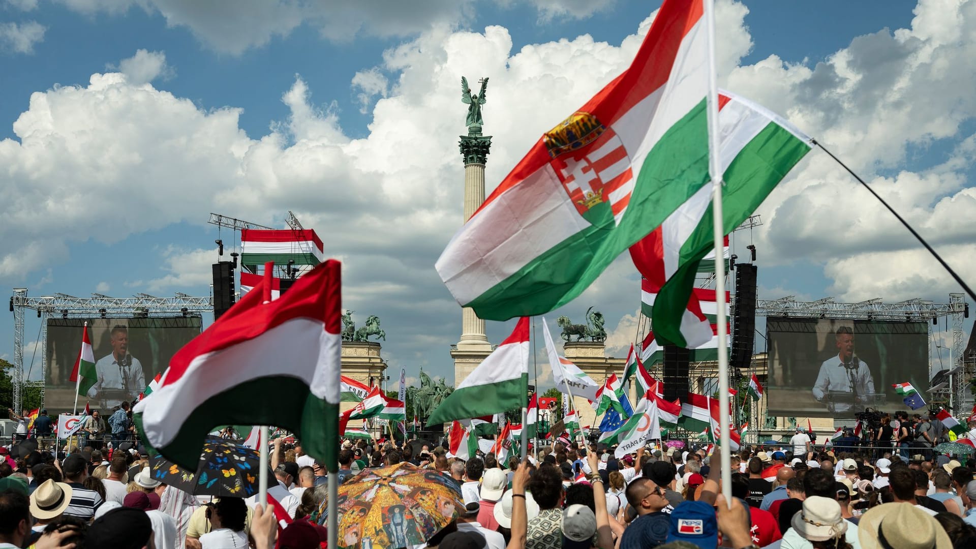 Menschen schwenken ungarische Nationalflaggen während einer Demonstration zur Europwahl.