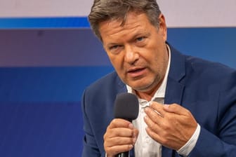 Robert Habeck (Bündnis 90/Die Grünen) verteidigt die Ukraine-Politik der Regierung.