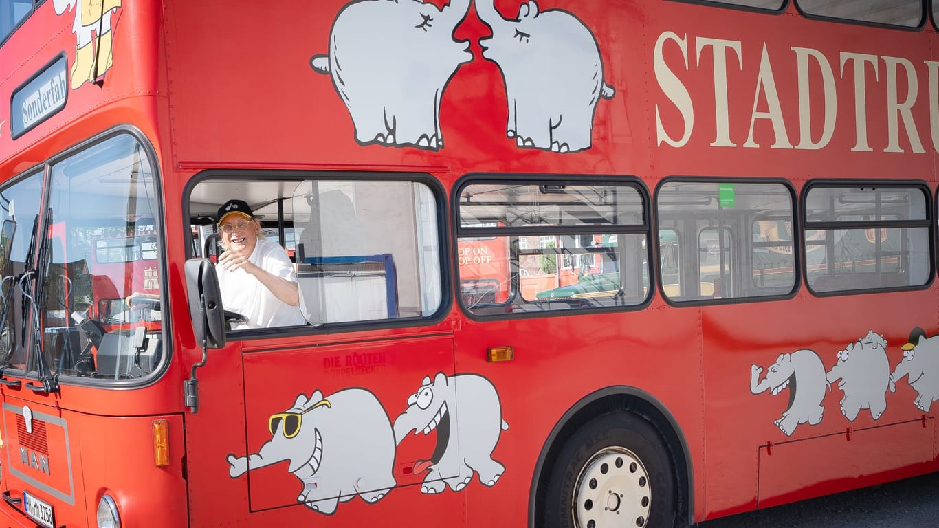 Otto Waalkes am Steuer seines Ottifanten-Busses: Er gehört zur Flotte der Roten Doppeldecker in Hamburg.