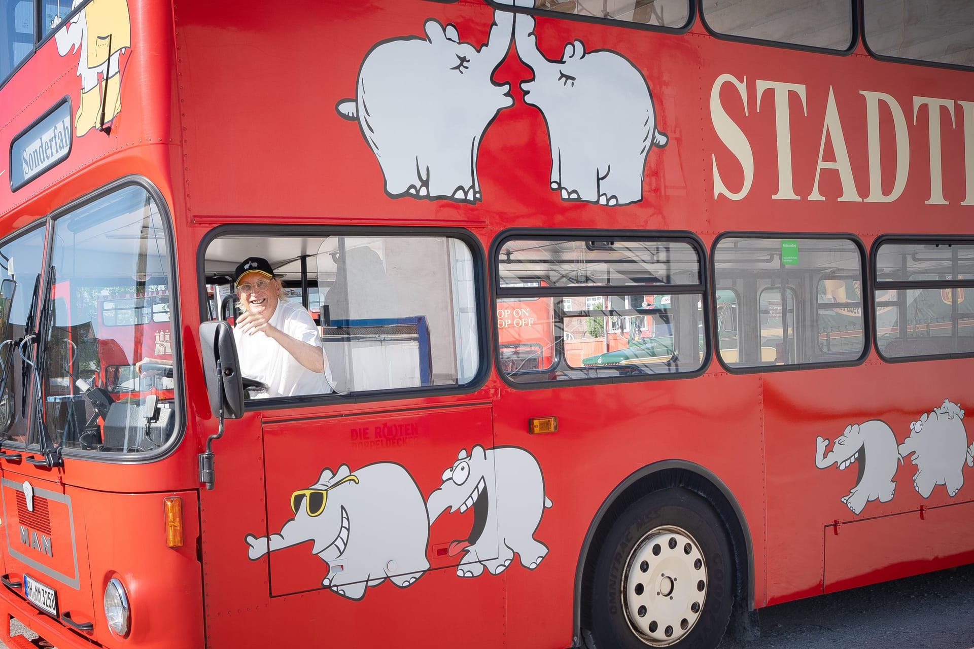 Otto Waalkes am Steuer seines Ottifanten-Busses: Er gehört zur Flotte der Roten Doppeldecker in Hamburg.