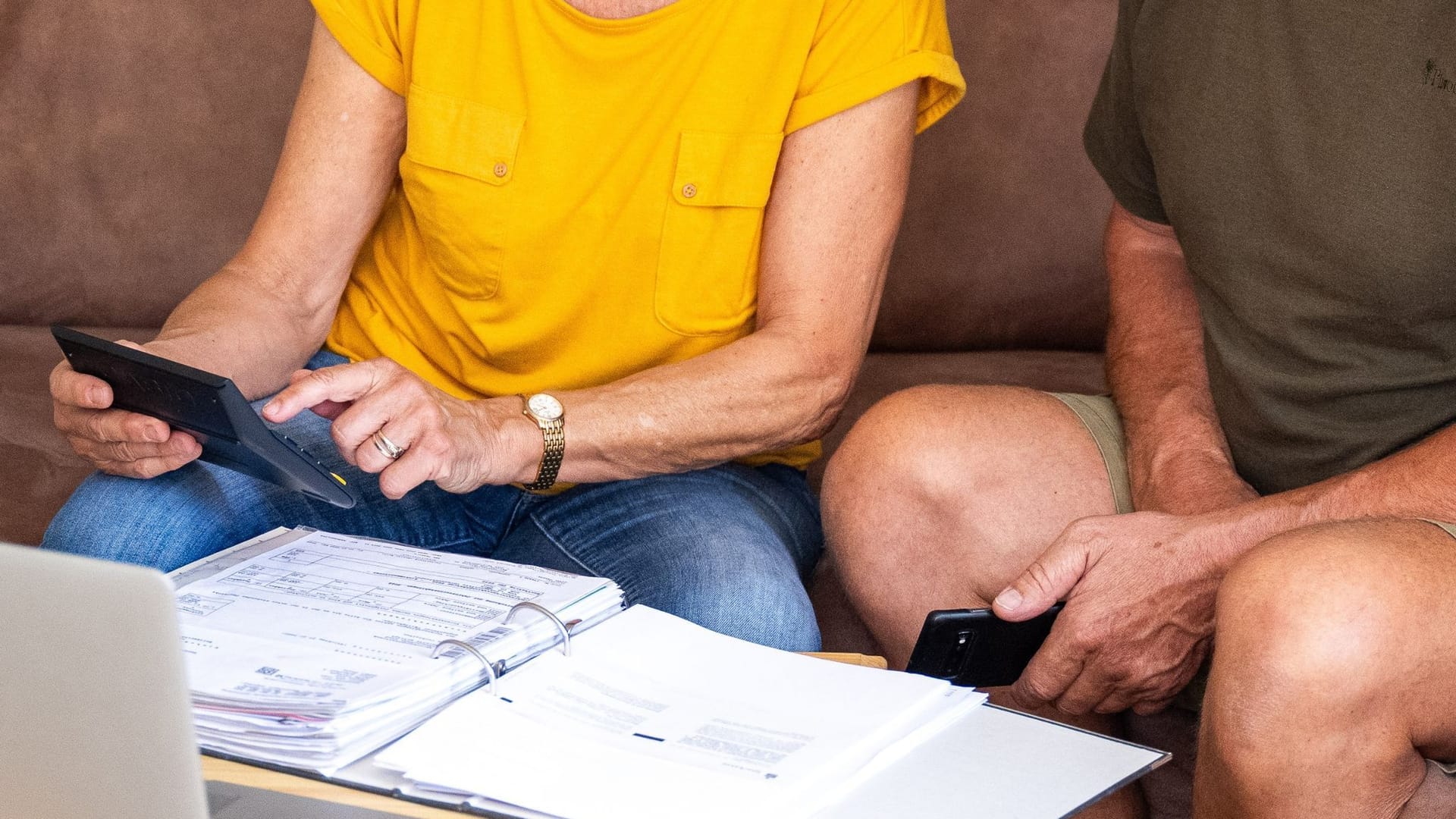 Zwei Senioren überprüfen ihre Finanzen Zwei Senioren überprüfen ihre Finanzen