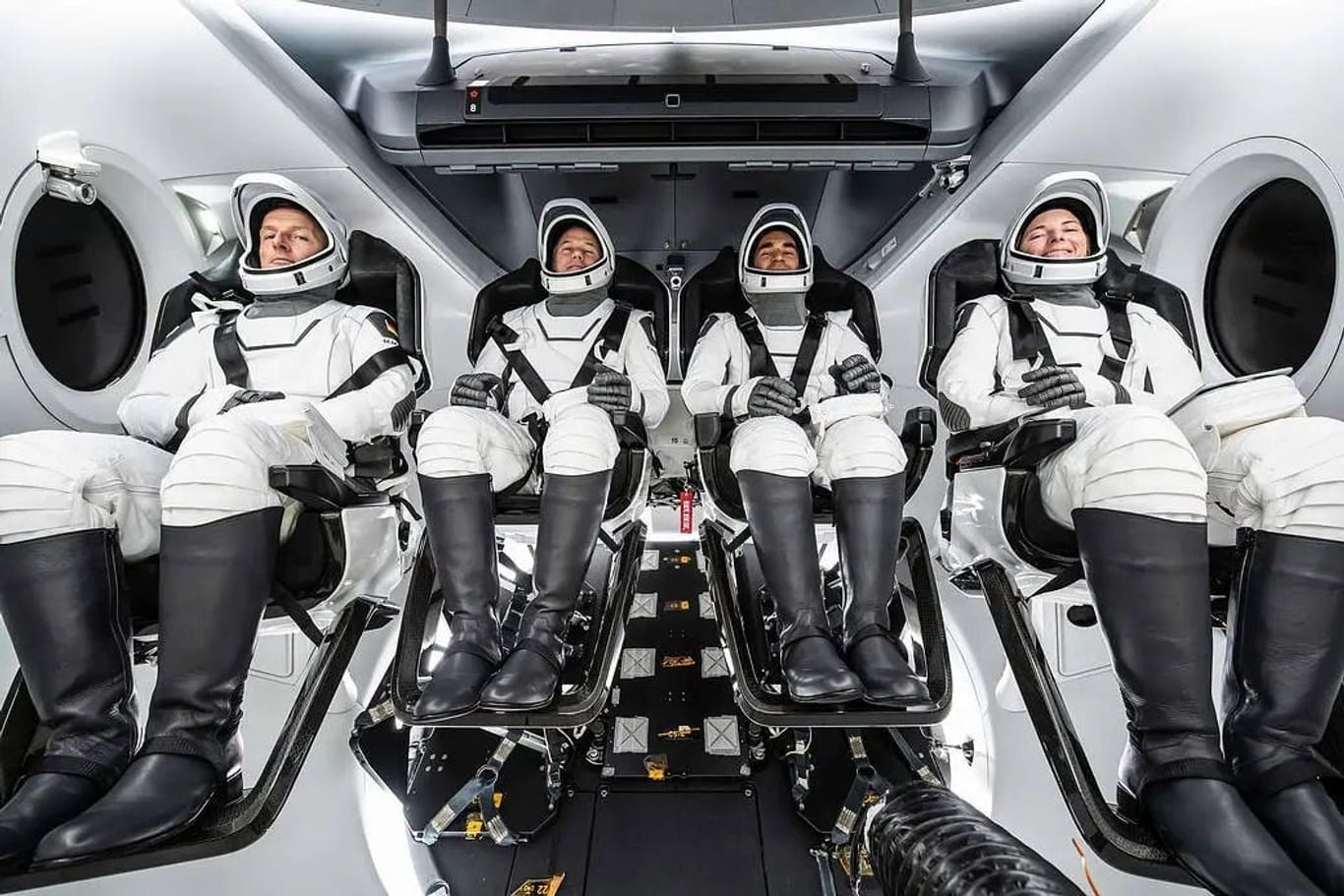 Die "SpaceX Crew-3" mit Esa-Astronaut Matthias Maurer (ganz links im Bild) wartet auf den Start zur ISS.