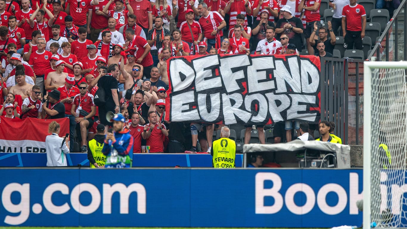 Die Fußball-Europameisterschaft in Berlin: Österreich-Fans zeigen einen Banner mit der Aufschrift "Defend Europe".