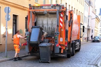 Müllabfuhr in Berlin (Archivbild): An einem Fahrzeug der Stadtreinigung ist ein Sylt-Sticker mit Botschaft festgestellt worden.