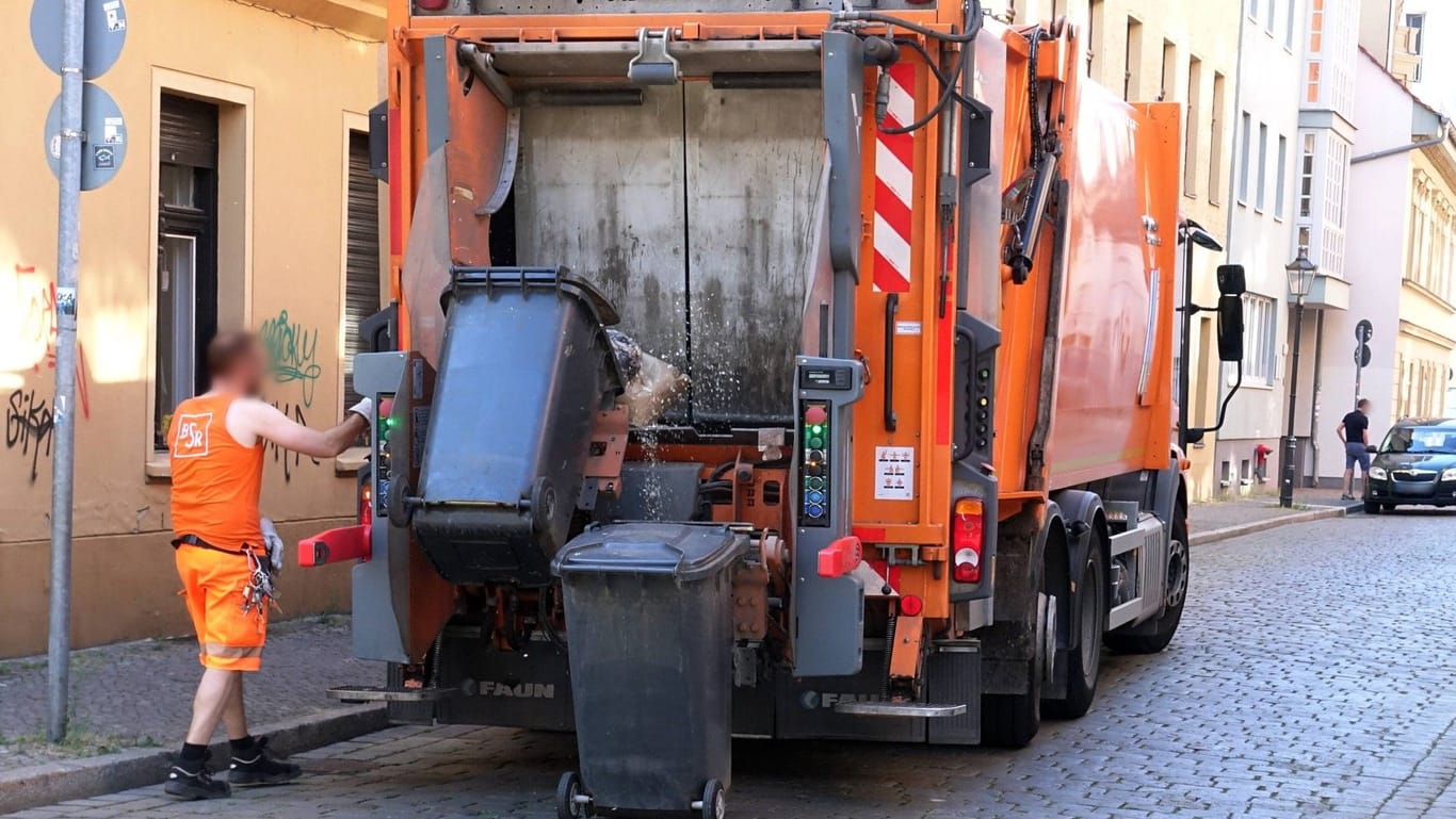 Müllabfuhr in Berlin (Archivbild): An einem Fahrzeug der Stadtreinigung ist ein Sylt-Sticker mit Botschaft festgestellt worden.