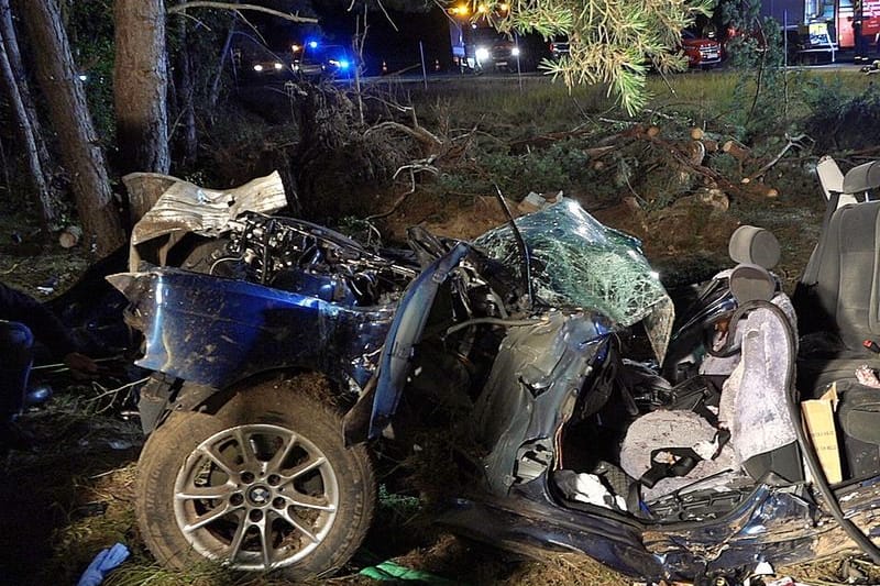 Einsatzkräfte der Feuerwehr arbeiten an einer Unfallstelle.