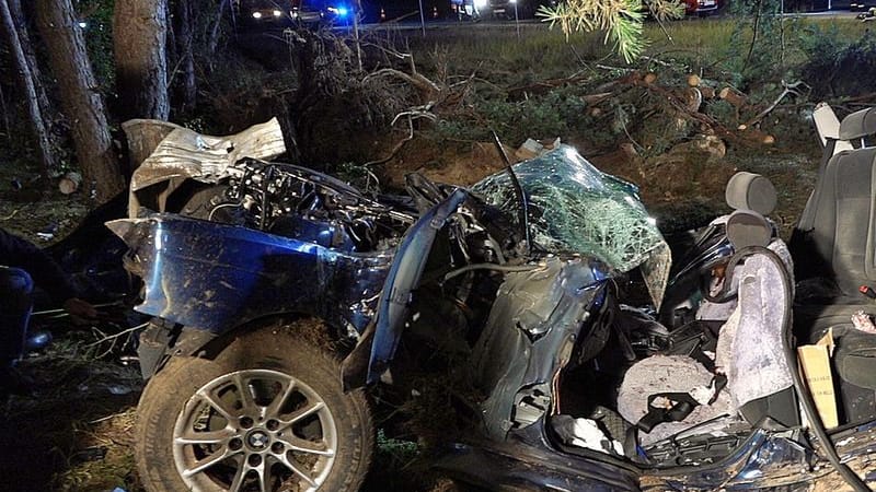 Einsatzkräfte der Feuerwehr arbeiten an einer Unfallstelle.