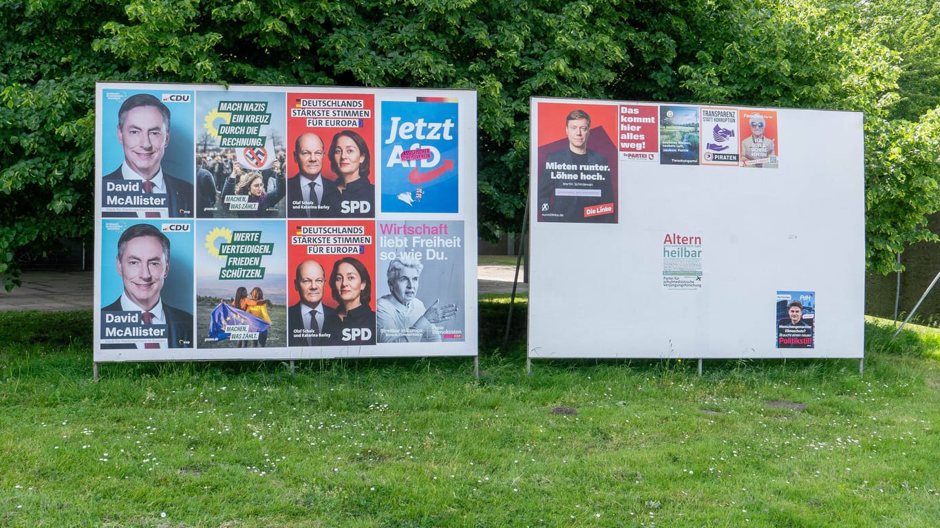 Plakate für die Europawahl hängen in Hannover: Am Wahlabend lagen die Grünen nur noch knapp vor CDU und SPD.