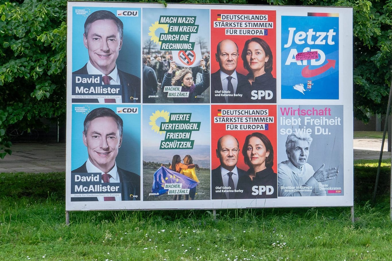 Plakate für die Europawahl hängen in Hannover: Am Wahlabend lagen die Grünen nur noch knapp vor CDU und SPD.