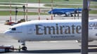 Flugzeuge stehen am Hamburger Flughafen (Archivbild): Eine betriebsfremde Person hat den Luftverkehr am Sonntag kurzzeitig gestoppt.