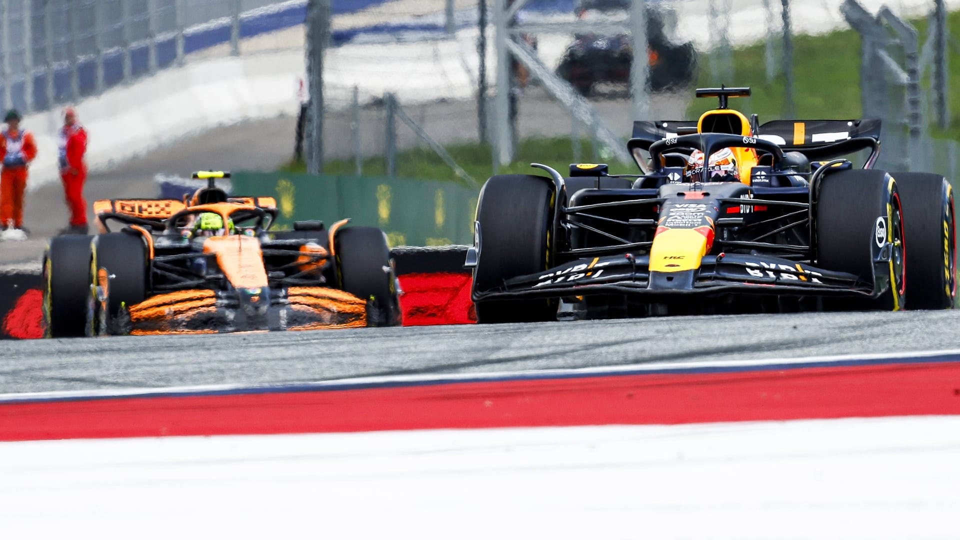 Lando Norris (l.) und Max Verstappen im Duell: Die beiden Fahrer krachten kurz vor Rennende zusammen.