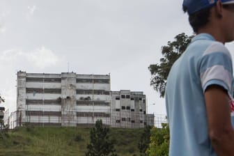 Drogengefängnis Los Teques: Nach zweieinhalb Jahren Haft in Venezuela kehrt eine Deutsche zurück nach Hause.