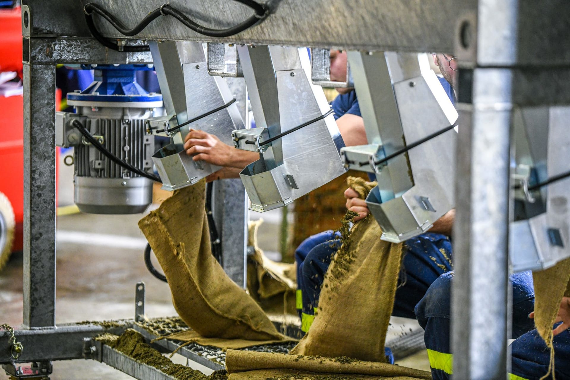 Baden-Württemberg, Ulm: Einsatzkräfte des Technischen Hilfswerks (THW) befüllen am Logistikzentrum Sandsäcke für Süddeutschland.