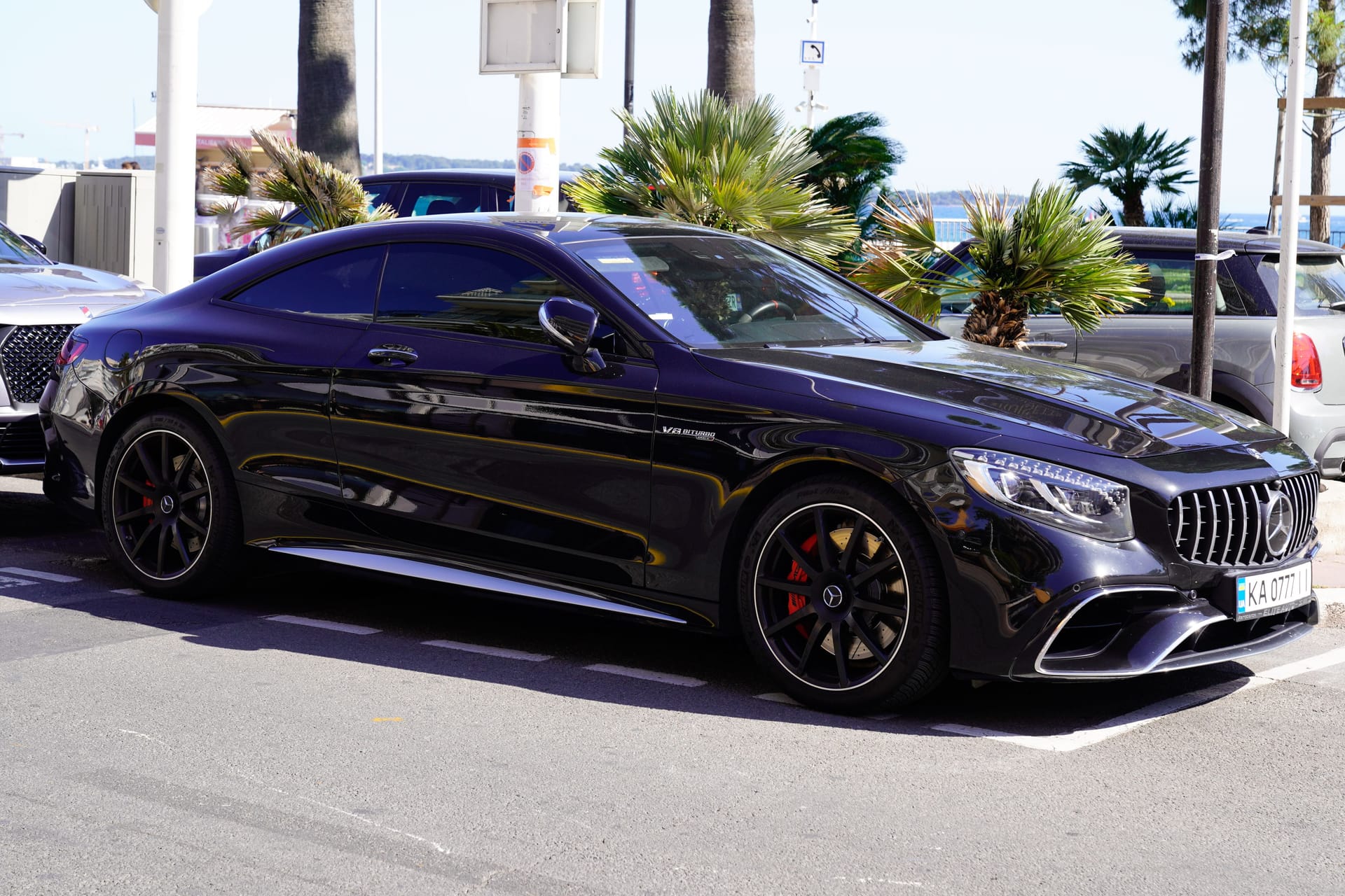 Mercedes AMG S63 auf einem Parkplatz (Symbolfoto): Der Neupreis liegt bei über 200.000 Euro.