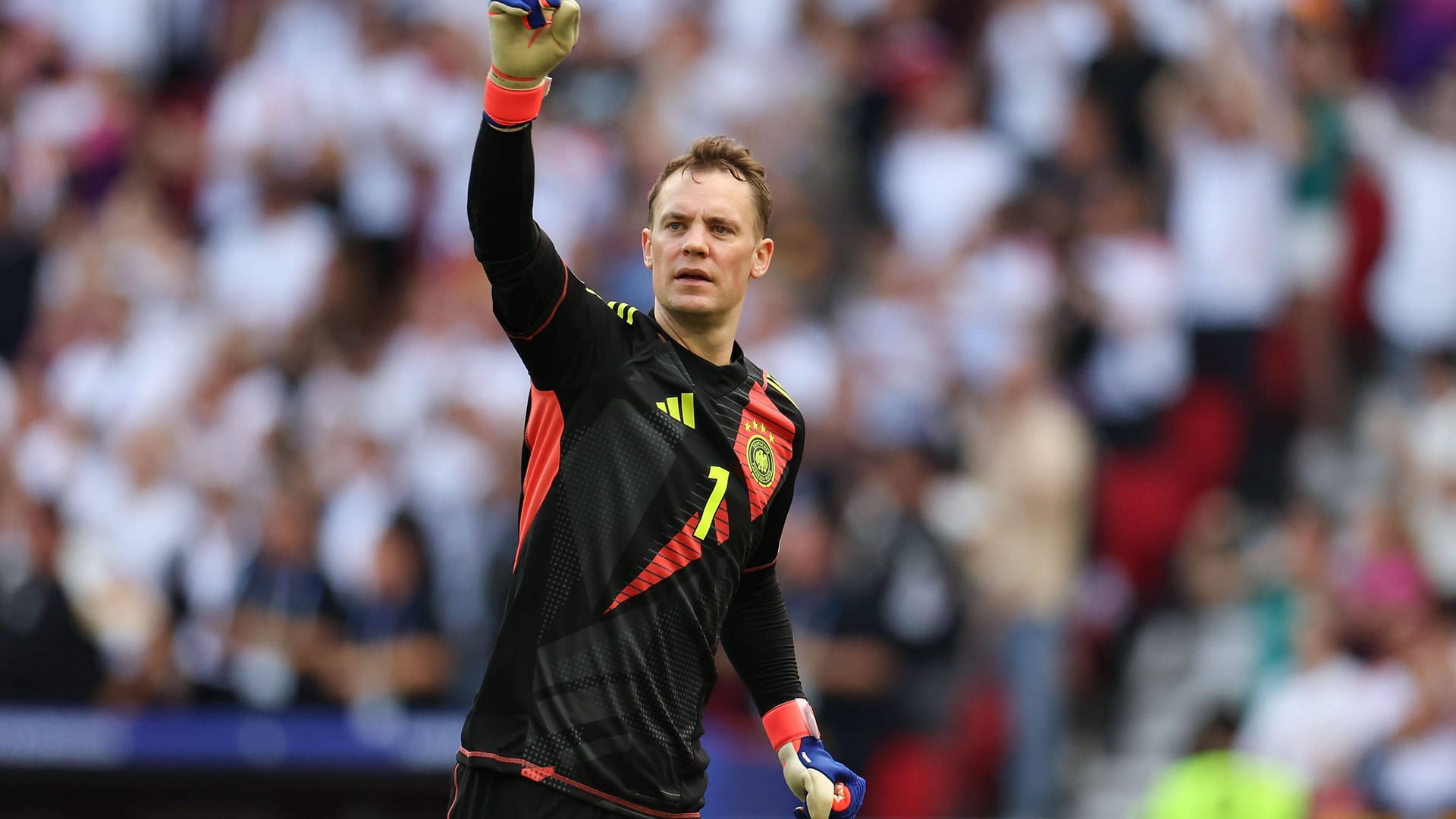 Manuel Neuer: Der Bayern-Keeper wurde bereits nach wenigen Sekunden geprüft – und war sofort hellwach (1. Minute). Konnte sich zunächst bei seinen Vorderleuten bedanken, dass nicht noch mehr auf sein Tor kam. Starke Parade von ihm bei Szoboszlais Freistoß (26.), auch Sekunden später hellwach. Aufmerksam in der Nachspielzeit (45.+2). Im zweiten Durchgang mit wenig Arbeit, etwas überrascht bei einer Ecke (83.) und wacklig bei einem langen Ball (90.) Note 2