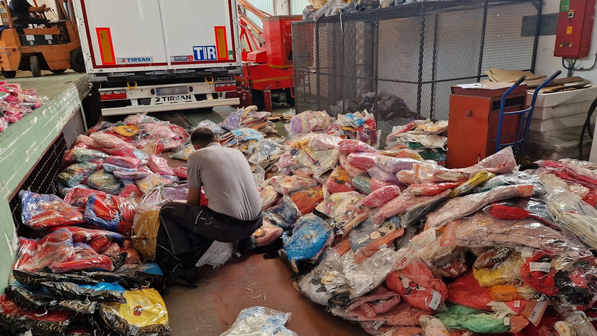 Gefälschte Markenkleidung sichergestellt Gefälschte Markenkleidung sichergestellt