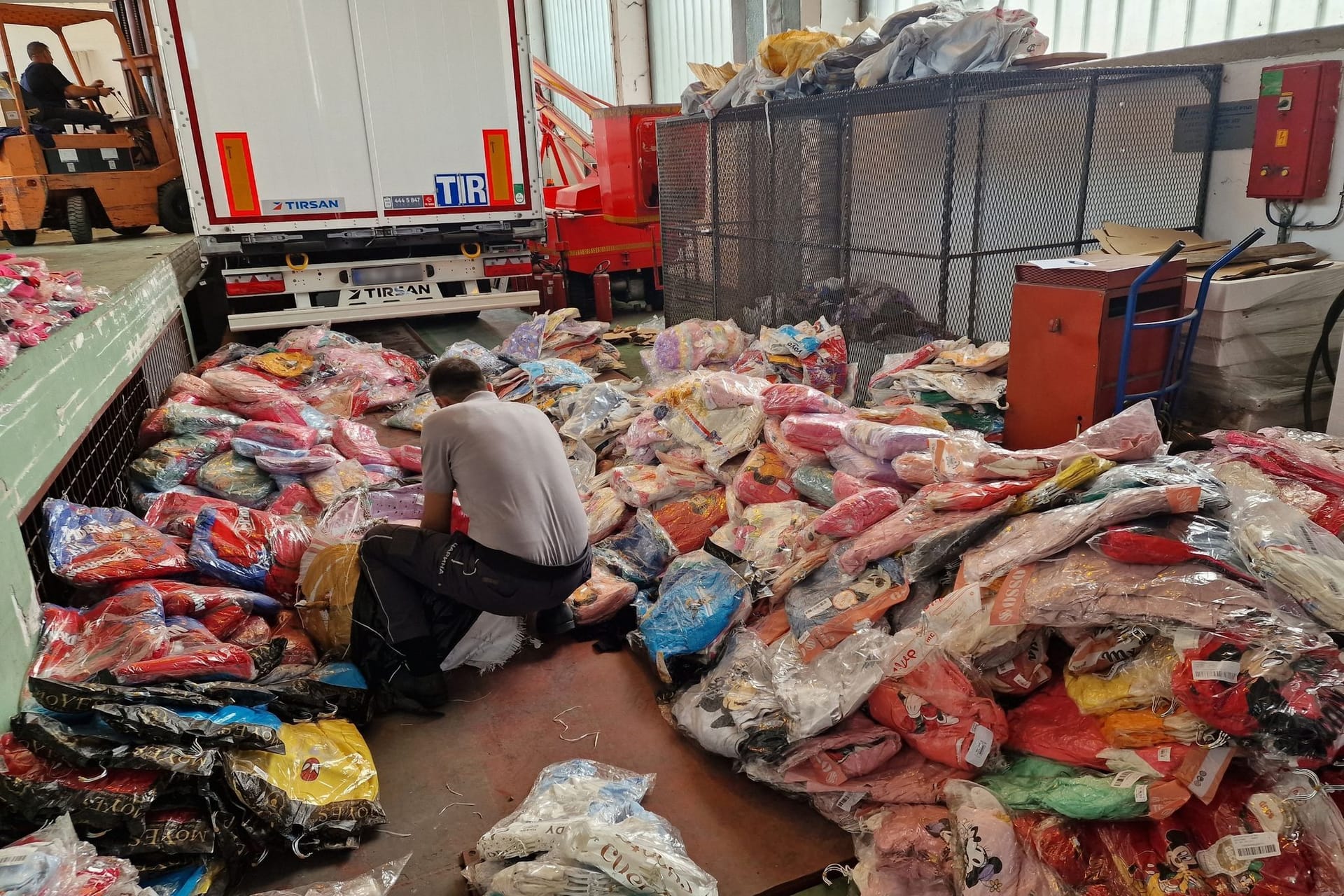 Gefälschte Markenkleidung sichergestellt