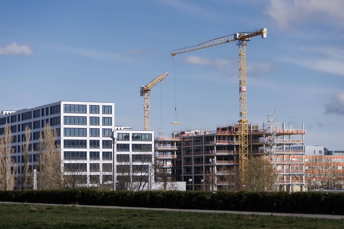 Neubauten in Berlin (Symbolbild): Bei Erst- und Wiedervermietungen sind die Preise in Potsdam und Berlin am stärksten angestiegen.